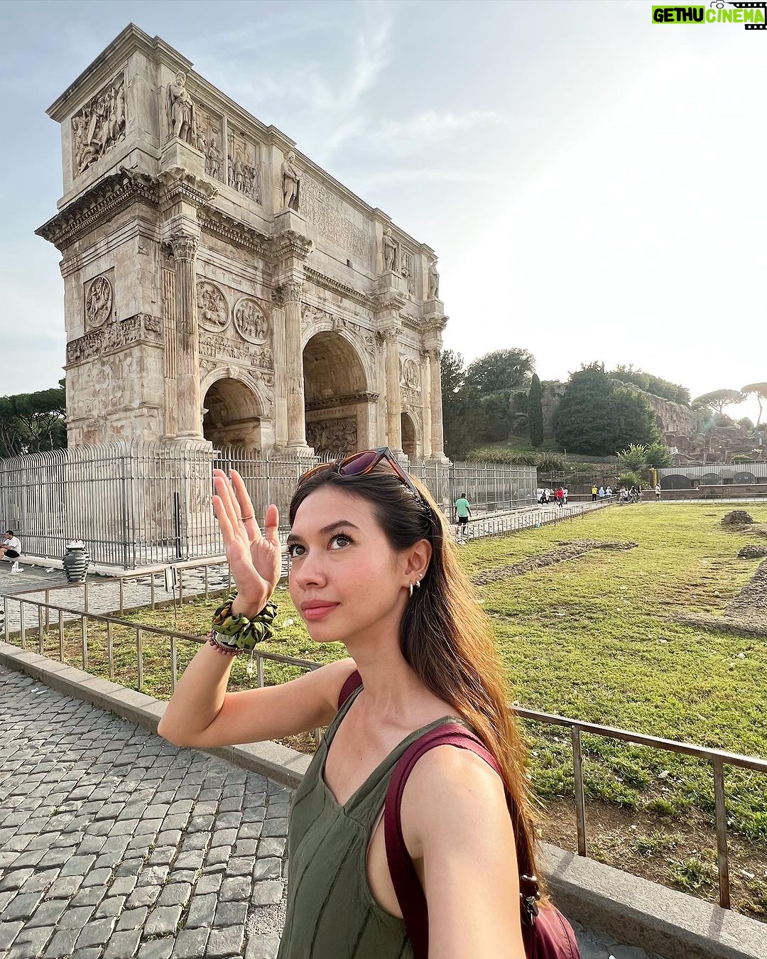 Yuki Kato Instagram - Foto kenang2an menjadi turis di colosseum, foto yg awal dibantuin foro sama a very lovely couple (they were so nice! Love them! Smg bahagia selalu untuk mereka🫶🏻) hihihi nah, kl foto terakhir sih gue udh ga ngerti lagi ya… niat pingin selfie biar semua keliatan, muka gue malah begitu…. ca.pek. 🥲 Gitu aja #diaryukikato kali ini. Colosseum,Rome,Italy