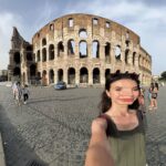 Yuki Kato Instagram - Foto kenang2an menjadi turis di colosseum, foto yg awal dibantuin foro sama a very lovely couple (they were so nice! Love them! Smg bahagia selalu untuk mereka🫶🏻) hihihi nah, kl foto terakhir sih gue udh ga ngerti lagi ya… niat pingin selfie biar semua keliatan, muka gue malah begitu…. ca.pek. 🥲 Gitu aja #diaryukikato kali ini. Colosseum,Rome,Italy