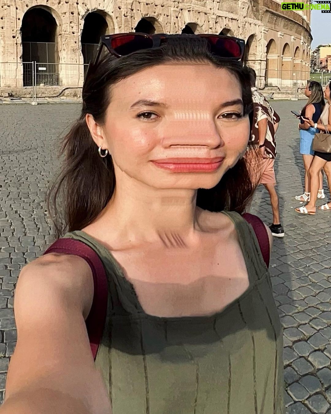 Yuki Kato Instagram - Foto kenang2an menjadi turis di colosseum, foto yg awal dibantuin foro sama a very lovely couple (they were so nice! Love them! Smg bahagia selalu untuk mereka🫶🏻) hihihi nah, kl foto terakhir sih gue udh ga ngerti lagi ya… niat pingin selfie biar semua keliatan, muka gue malah begitu…. ca.pek. 🥲 Gitu aja #diaryukikato kali ini. Colosseum,Rome,Italy
