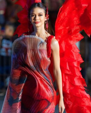 Yuki Kato Instagram - Just like a Phoenix, Yuki Kato took the crowds attention at Jember Fashion Carnaval 2023.