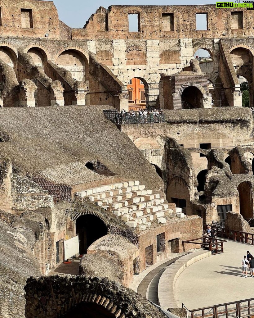 Yuki Kato Instagram - Salah satu bucket list selama ini, akhirnya terpenuhi jugaaaaa!!!! Dulu cuma bisa liat dibuku, video, film documenter dan foto ngebayangin colosseum itu sebesar apa, feelsnya gimana hehehe Seneng bgt aaaaa! Keliling colosseum pakai audio guide juga udh cukup bgt buat aku.. sekian #diaryukikato 🩷 Colosseum,Rome,Italy