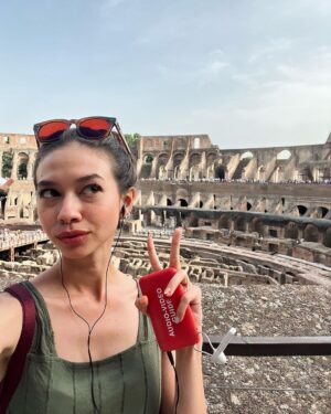 Yuki Kato Instagram - Salah satu bucket list selama ini, akhirnya terpenuhi jugaaaaa!!!! 

Dulu cuma bisa liat dibuku, video, film documenter dan foto ngebayangin colosseum itu sebesar apa, feelsnya gimana hehehe

Seneng bgt aaaaa! Keliling colosseum pakai audio guide juga udh cukup bgt buat aku.. sekian #diaryukikato 🩷