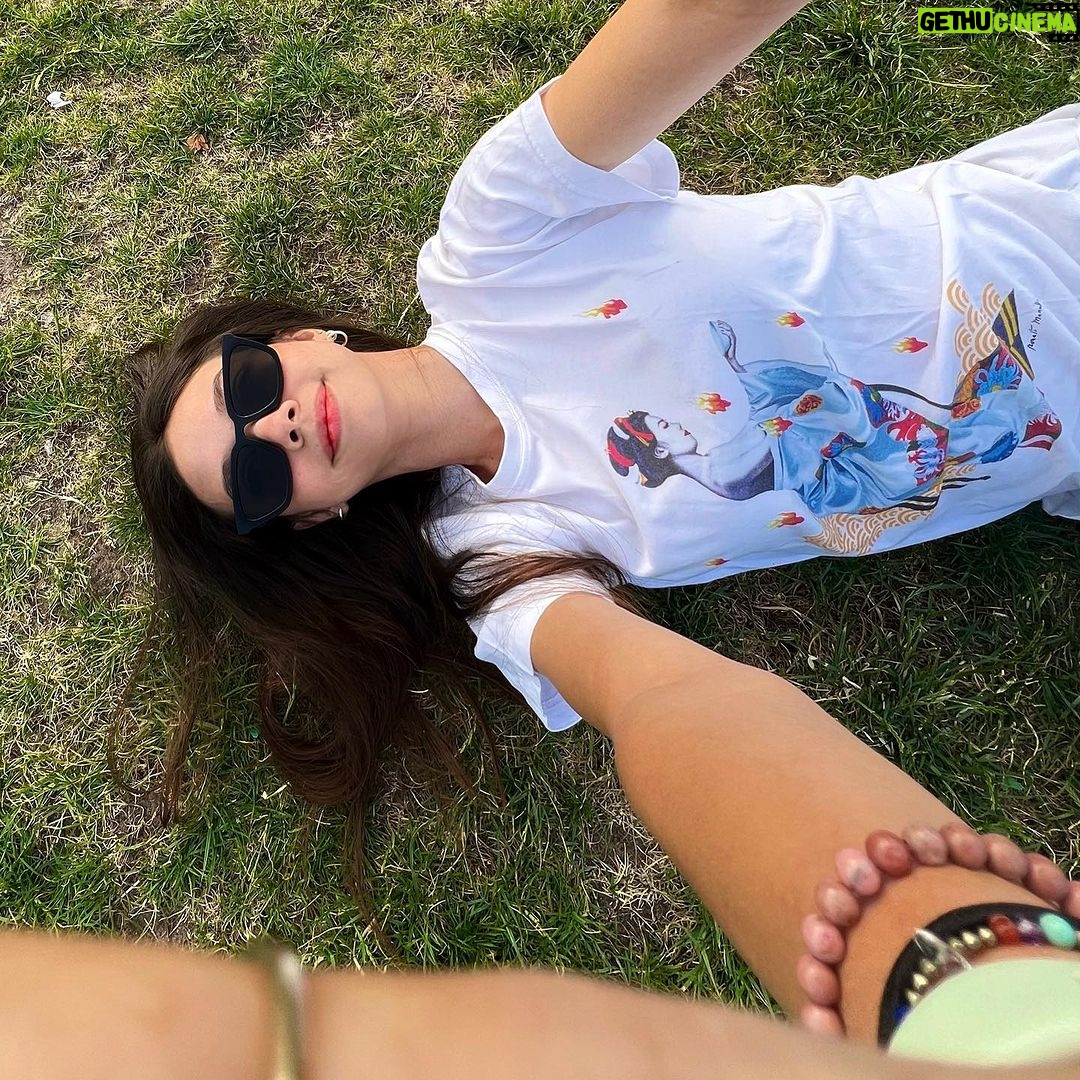 Yuki Kato Instagram - Wouldn’t it be nice tho if in Jakarta or any other cities we hv an actual park that we could lay down, hv a picnic, enjoy the trees, sky, sun/moon and just regain back positive energy from mother earth? Just saying 🫶🏻 Anyway, aku mau rekomendasi dr sobat2 online disini taman favorit yg ada didaerah kalian tinggal yaaa, siapa tau aja bisa aku sambangi hihi terima kasih sobat! #diaryukikato