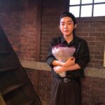 Yuki Kura Instagram - 「おちょやん」 竹井ヨシヲをありがとうございました。 このシーンの後、姉やんと一平さんが花を持って駆けつけてくださったんです。 こんなにも愛溢れる現場にいることができて本当に幸せでした。 まだ続きますので、最後まで本当に宜しくお願いします。