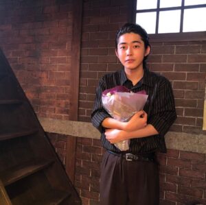 Yuki Kura Instagram - 「おちょやん」

竹井ヨシヲをありがとうございました。

このシーンの後、姉やんと一平さんが花を持って駆けつけてくださったんです。
こんなにも愛溢れる現場にいることができて本当に幸せでした。

まだ続きますので、最後まで本当に宜しくお願いします。