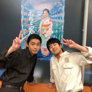 Yuki Kura Instagram - 「おちょやん」

竹井ヨシヲをありがとうございました。

このシーンの後、姉やんと一平さんが花を持って駆けつけてくださったんです。
こんなにも愛溢れる現場にいることができて本当に幸せでした。

まだ続きますので、最後まで本当に宜しくお願いします。