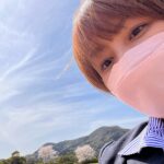 Yuko Nakazawa Instagram - ⭐︎⭐︎ 娘、ゴルフの大会。 私が出来ることは、お握り作って 無事に元気に戻って来てくれるのを　 祈りながら待つだけ。 緊張を見せない娘。 緊張していてもそれを口にしない。 なんて根性あるんだろう、、、 私にはない度胸。 まだまだちっちゃい身体で 頑張る姿。 愛おしい。 とは、言っても靴のサイズは 私と同じの２２.５センチ。　 そのうち 背を超していくんだろうなぁ😊 #ゴルフ大会 #ゴルフ日和 #応援 #佐賀