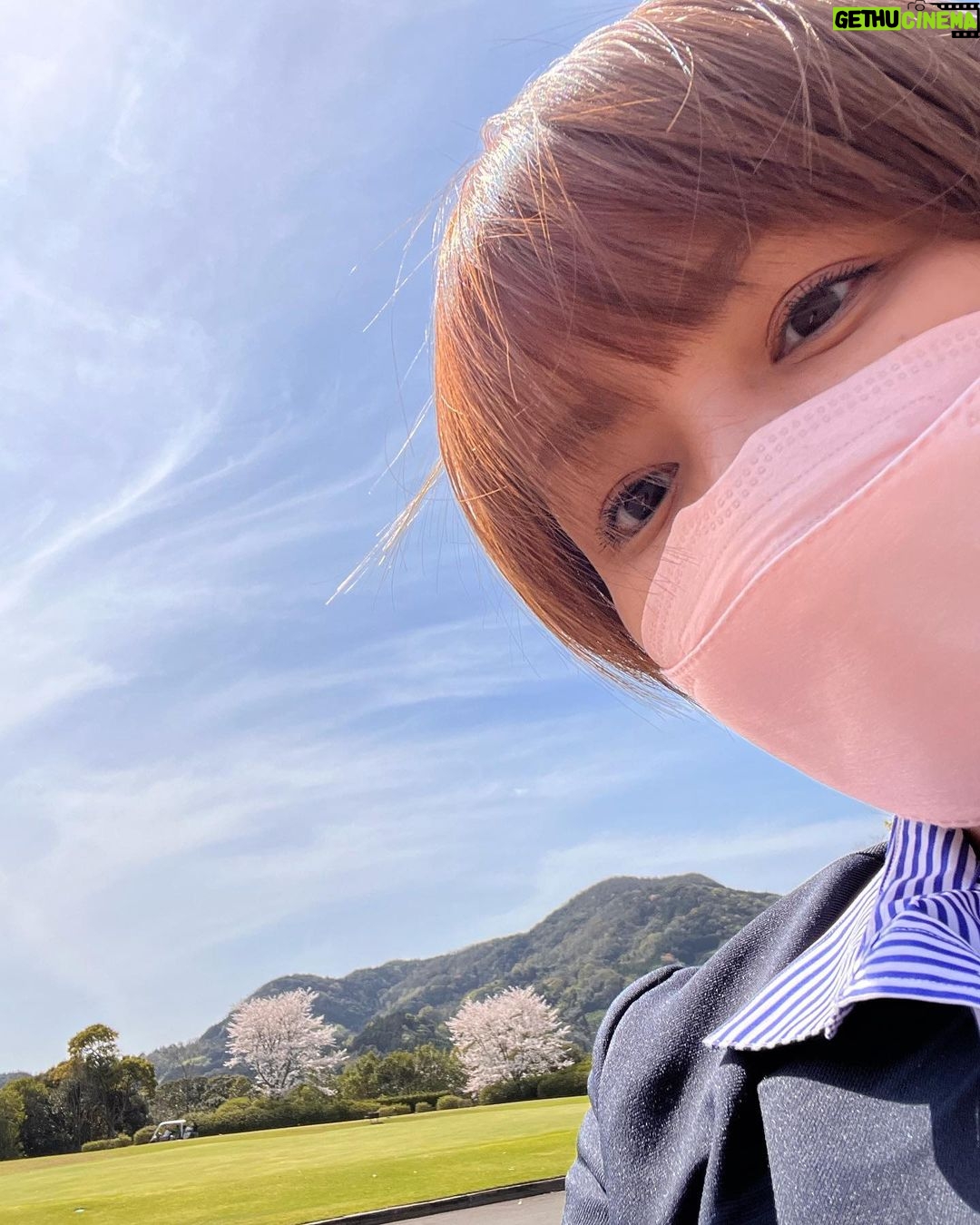Yuko Nakazawa Instagram - ⭐︎⭐︎ 娘、ゴルフの大会。 私が出来ることは、お握り作って 無事に元気に戻って来てくれるのを 祈りながら待つだけ。 緊張を見せない娘。 緊張していてもそれを口にしない。 なんて根性あるんだろう、、、 私にはない度胸。 まだまだちっちゃい身体で 頑張る姿。 愛おしい。 とは、言っても靴のサイズは 私と同じの22.5センチ。 そのうち 背を超していくんだろうなぁ😊 #ゴルフ大会 #ゴルフ日和 #応援 #佐賀