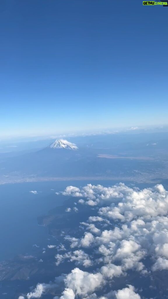 Yuko Nakazawa Instagram - ☁️☁️ 何十回と乗っているのに、 こんなに素晴らしい景色を見るのは 何年振りかな。 昨日、東京に向かう機内から見れた富士山。 空から見る富士山。 とても心が満たされました。