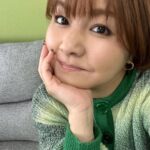 Yuko Nakazawa Instagram - ☆☆ 　 今日は今年初の生放送でした。 綺麗なグリーンで あったかいニットカーディガン。 子ども達は 今日から新学期。 昨夜、起きれるか心配してました。 でも、大丈夫。 起こすのは私 笑 ちゃんと起きれました。 　 始業式だけで帰宅した２人。 たのしかった！ と、聞いて一安心✨ 衣装 @kittle_official さん ありがとうございました💚