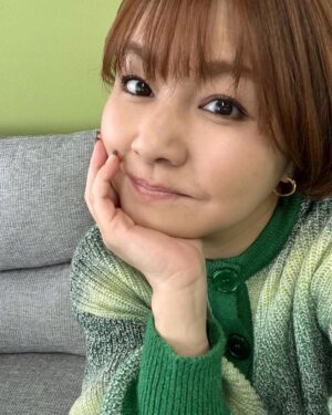 Yuko Nakazawa Instagram - ☆☆
　
今日は今年初の生放送でした。
綺麗なグリーンで
あったかいニットカーディガン。

子ども達は
今日から新学期。

昨夜、起きれるか心配してました。
でも、大丈夫。
起こすのは私 笑
ちゃんと起きれました。
　
始業式だけで帰宅した２人。
たのしかった！
と、聞いて一安心✨

衣装
@kittle_official  さん

ありがとうございました💚