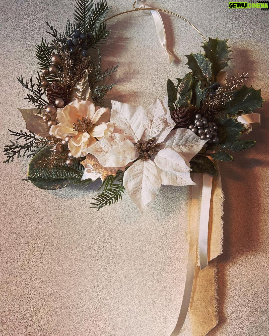 Yuko Nakazawa Instagram - ✴︎✴︎ 素敵なリース 飾りました。 kiitosさんの作品。 ( @kiitos_flower ) リースを飾るのは 初めてで、 ずっと探していて やっと出会えた気持ちです。 息子が学校で作ってきた リースと一緒に。 これからクリスマスに向けて 飾りを増やしていく予定。 楽しみで、ワクワクする💕 🎄ツリー🎄は、 出すかな?どうしようかな? #12月 #リース #ツリー #クリスマス