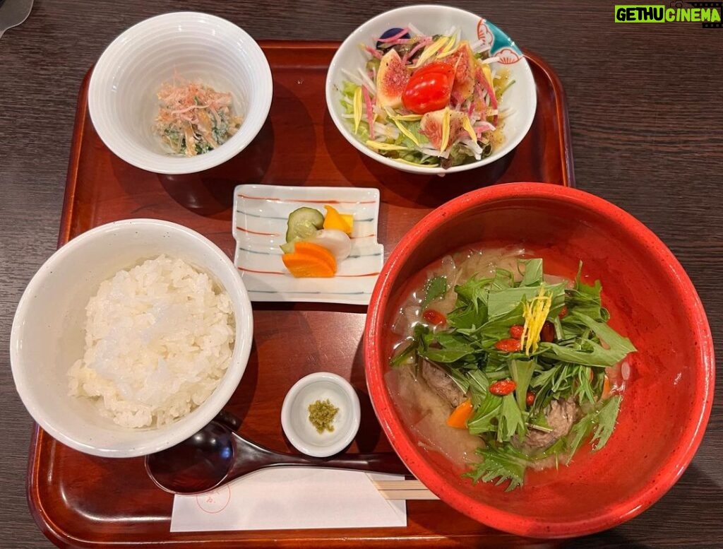 Yuko Nakazawa Instagram - ・・ 今日はお友達と ぬくゐ、さん（ @nukui2020 ）の ランチを頂いてきました。 発酵料理と 羽釜炊きぴかぴかの新米。 身体に優しくて 本当に美味しい、幸せなお昼ご飯。 ありがとうございました。 #鰯のつみれハリハリMISO汁 #自家製お漬物 #ご飯おかわりしました #大人女子　 #ほんわか #裕子の福岡の好きなお店