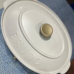Yuko Nakazawa Instagram - ・・ 二代目Bruno。 娘チョイスでホワイトのオーバルに。 長年頑張ってくれた 先代の活躍を是非上回ってほしい。 購入から数日、すでにフル回転😊 初仕事は焼きそば 昨日はもつ鍋 今日は餃子 時短メニュー、ホットプレートだと なんだか子ども達も喜んでくれる✨ オーバル、 買って大正解。 コンパクトなスクエアサイズと さほど変わらないのに プレートが大きく感じる。 熱源のところがフラットで 掃除がしやすいのもgoodでした✨ colorはホワイトにしてこれも良かった。 なんと言っても可愛い！ 汚れが目立つかも、、、と迷ったけど 丁寧に大切に使えば どれも大丈夫！ な、はず🤣 #お台所ツール #ブルーノ #ホットプレート #時短