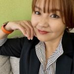 Yuko Nakazawa Instagram - ・・ ジャケットにシャツも好きです。 そして ストライプも好きです。 今日は黒を着たい気分だったけど お天気良く、 朝ご飯からそのが明るかったから ネイビーと白に。 #火曜日