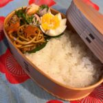 Yuko Nakazawa Instagram – ・・

今日のメインは焼きそば。
お弁当は給食と違って、
栄養バランスが難しい。
今日はお肉、明日はお魚かな？
あ、お野菜少ない💦とか。
でも、
お昼ご飯くらいは
苦手な物を無理に食べなくて良いよ。
と、思ってます。　

私は
うどん、焼きそばに
白ごはんの組み合わせがだーーーい好き🍚
食べ物や調味料、
添加物、グルテン、糖質、、
考え出したらキリがないくらい
色々気にして注意してるけど、
たまには良いと思ってる。　
外食も大好き。
お酒は、もちろん好き。

解放も我慢も
なんでも、ほどほどにですね。

#裕子のいつものお弁当