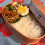 Yuko Nakazawa Instagram - ・・ 今日のメインは焼きそば。 お弁当は給食と違って、 栄養バランスが難しい。 今日はお肉、明日はお魚かな？ あ、お野菜少ない💦とか。 でも、 お昼ご飯くらいは 苦手な物を無理に食べなくて良いよ。 と、思ってます。　 私は うどん、焼きそばに 白ごはんの組み合わせがだーーーい好き🍚 食べ物や調味料、 添加物、グルテン、糖質、、 考え出したらキリがないくらい 色々気にして注意してるけど、 たまには良いと思ってる。　 外食も大好き。 お酒は、もちろん好き。 解放も我慢も なんでも、ほどほどにですね。 #裕子のいつものお弁当