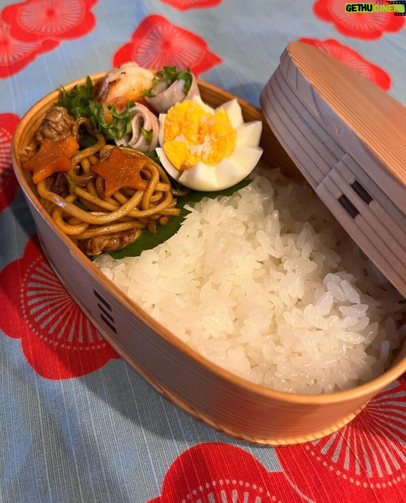 Yuko Nakazawa Instagram - ・・ 今日のメインは焼きそば。 お弁当は給食と違って、 栄養バランスが難しい。 今日はお肉、明日はお魚かな？ あ、お野菜少ない💦とか。 でも、 お昼ご飯くらいは 苦手な物を無理に食べなくて良いよ。 と、思ってます。　 私は うどん、焼きそばに 白ごはんの組み合わせがだーーーい好き🍚 食べ物や調味料、 添加物、グルテン、糖質、、 考え出したらキリがないくらい 色々気にして注意してるけど、 たまには良いと思ってる。　 外食も大好き。 お酒は、もちろん好き。 解放も我慢も なんでも、ほどほどにですね。 #裕子のいつものお弁当