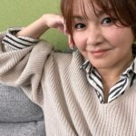 Yuko Nakazawa Instagram - ・・ シャツにニットの組み合わせ 大好きーーー❤︎ メイクさんがしてくれる ショートヘアのクリクリも好き❤︎ 生放送終わって　 今からトレーニング💪 筋肉なかなか付かないけど 諦めないわっ！ #火曜日のルーティン #生放送 #ジム #スーパー