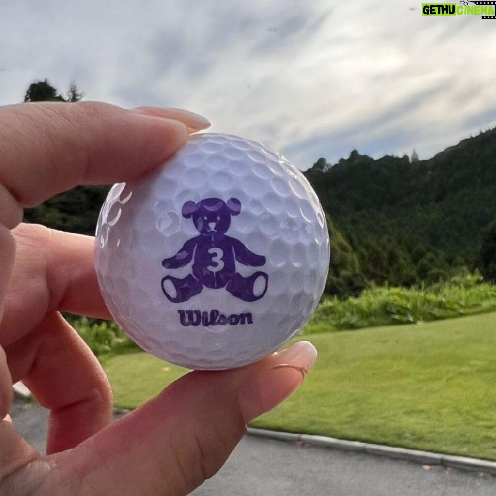 Yuko Nakazawa Instagram - ・・ 可愛いゴルフボール。 大好きな紫色💜 まだ、ハーフしか周ったことないけど 家族でラウンドは、 本当に楽しい。 誕生日の日の朝、 起きたらゴルフセットが 部屋に置いてあった。 ホントに驚いた。 　 #時差グラム #スコアは言えたもんじゃない #誕生日プレゼント #ゴルフセット #今年始めたこと