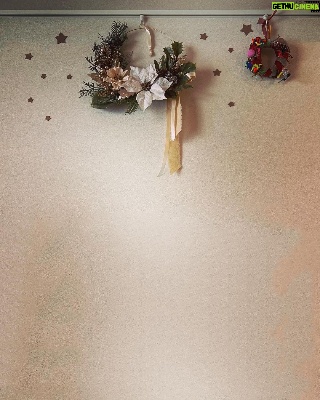 Yuko Nakazawa Instagram - ✴︎✴︎ 素敵なリース 飾りました。 kiitosさんの作品。 ( @kiitos_flower ) リースを飾るのは 初めてで、 ずっと探していて やっと出会えた気持ちです。 息子が学校で作ってきた リースと一緒に。 これからクリスマスに向けて 飾りを増やしていく予定。 楽しみで、ワクワクする💕 🎄ツリー🎄は、 出すかな?どうしようかな? #12月 #リース #ツリー #クリスマス