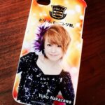Yuko Nakazawa Instagram - ⭐︎⭐︎ 懐かしすぎる物が出てきた。 ドリーム モーニング娘。のツアーグッズ。 iPhoneケース。 サイズが小さい。 時の流れを感じます。 ドリ娘。 一年間だけの限定活動。 ツアー初日 メンバー、一人一人挨拶をする時、 一歩前に出た瞬間に聞いた あの歓声と拍手はいまだに忘れる事はありません。 ツアー最終日の日本武道館。 全力で走り抜けた一年だったな。 と、色々思い出しました✨ #ドリームモーニング娘 #あっと驚く未来がやってくる #この曲好きなんだなぁ