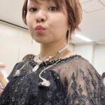 Yuko Nakazawa Instagram - ⭐︎⭐︎ 今回は黒の衣装にしてもらいました🖤 たくさんキラキラをつけてもらったよ✨ 私、イヤモニを付けると 「よっしゃーっーー！」と、 やる気スイッチが入って、 マイクを持つと 気持ち悪くなるくらい緊張するんです。 それが堪らなく震える。 笑