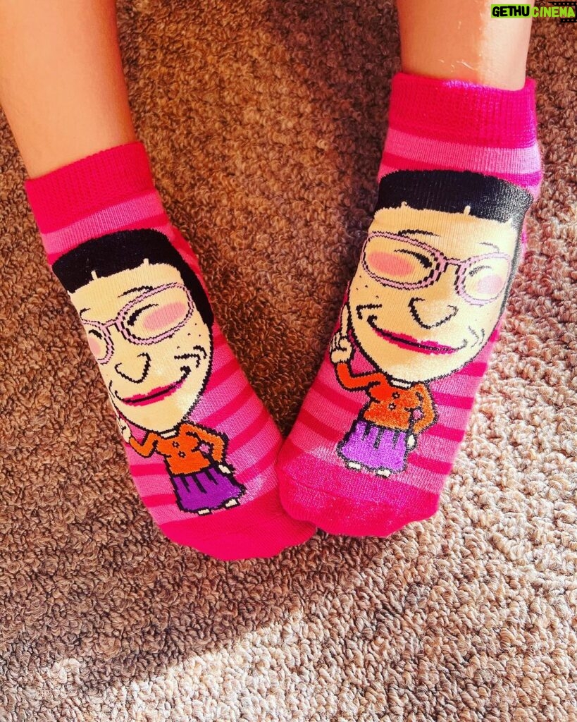 Yuko Nakazawa Instagram - ⭐︎⭐︎ 今日の息子の靴下 すち子さん。 にこにこしながら 見せに来た🤣 かなりインパクトある。 我が家は よしもと新喜劇さんがだいすきで。 毎日必ず必ず！ 観て、 子ども達は一日一回は 新喜劇さんの話をしてます🤣 #よしもと新喜劇 #すち子さん #靴下 #大阪土産