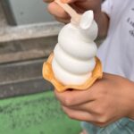 Yuko Nakazawa Instagram - ⭐︎⭐︎ 昨日 夏休み最後の日、娘とランチ。 その後のデザートに 大好きなKOMARUさん （ @komaru.ice ）の ソフトクリームを🍦 娘がここのソフトクリームは からだに優しいんだよ😊 と教えくれました。私より詳しい☺️ どんどん大きくなる娘。 私と もうそんなに変わらないくらい背が伸びて、 手を繋ぐと私の手のひらに収まっていた娘の手は、 私と同じくらいになりました。 抱っこ紐でずっと抱っこしていた頃が懐かしい✨ １人時間は静かだけど、全然物足りない😆 と、思う９月のスタートの日。