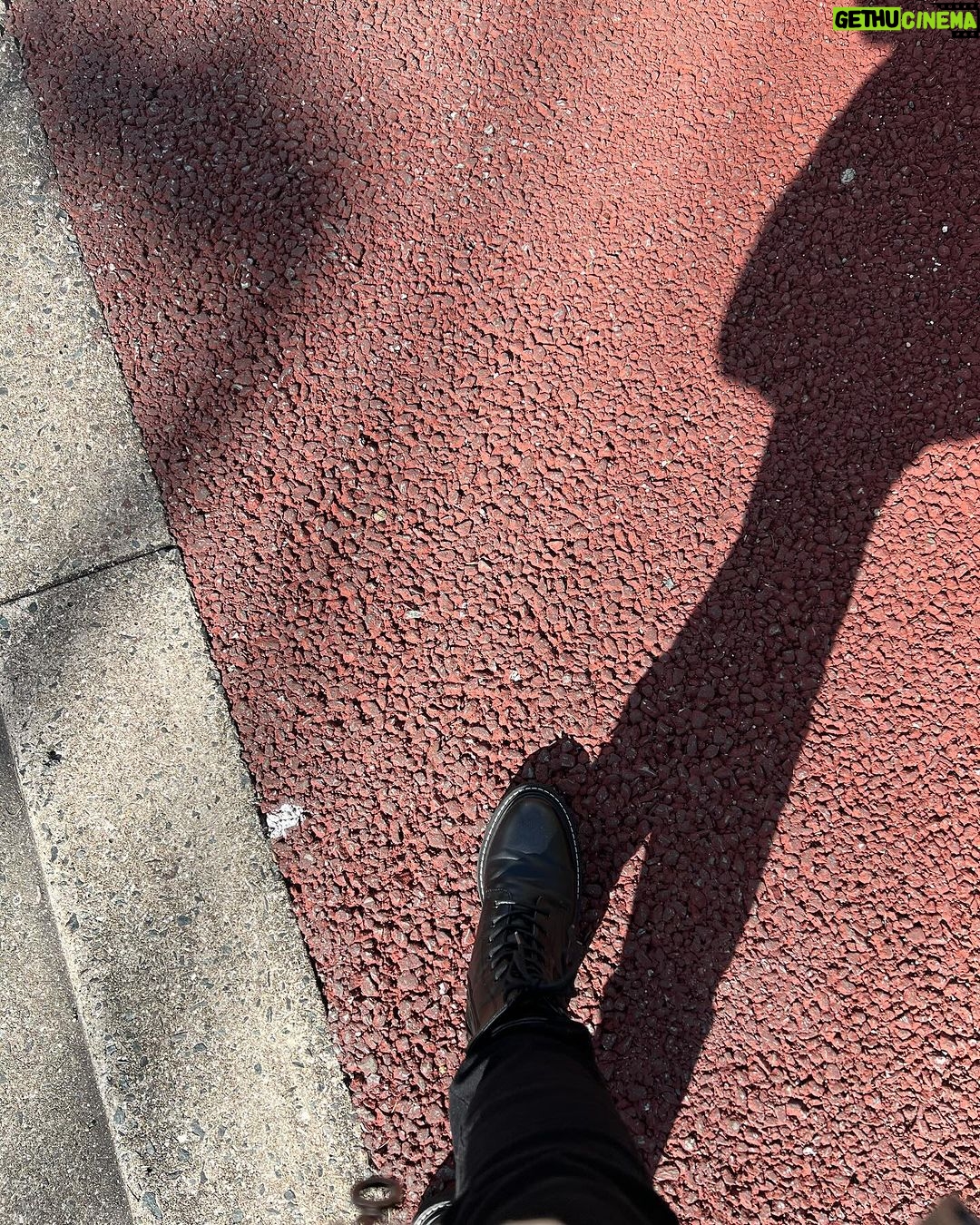 Yuko Nakazawa Instagram - ⭐︎⭐︎ 今日もとにかく歩いて行けるところは歩く。 遠回りしてみたり。 急に「歩こう!歩かなきゃ!」思い立つ。 昨日の話😅 昨日は8256歩。 少ないのか多いのか分からないのだけど、 過去の記録見ると3倍くらい歩いてました。 (歩数計アプリを入れてた事なんてすっかり忘れてた💦) 昨日も今日も寒かったけど 歩いてると温かくなって なんか楽しくなって 笑顔になってました😊 #頑張っている方に刺激されました #わたしもがんばる #母指球意識 #アンテナセンサー起動中 😆👍