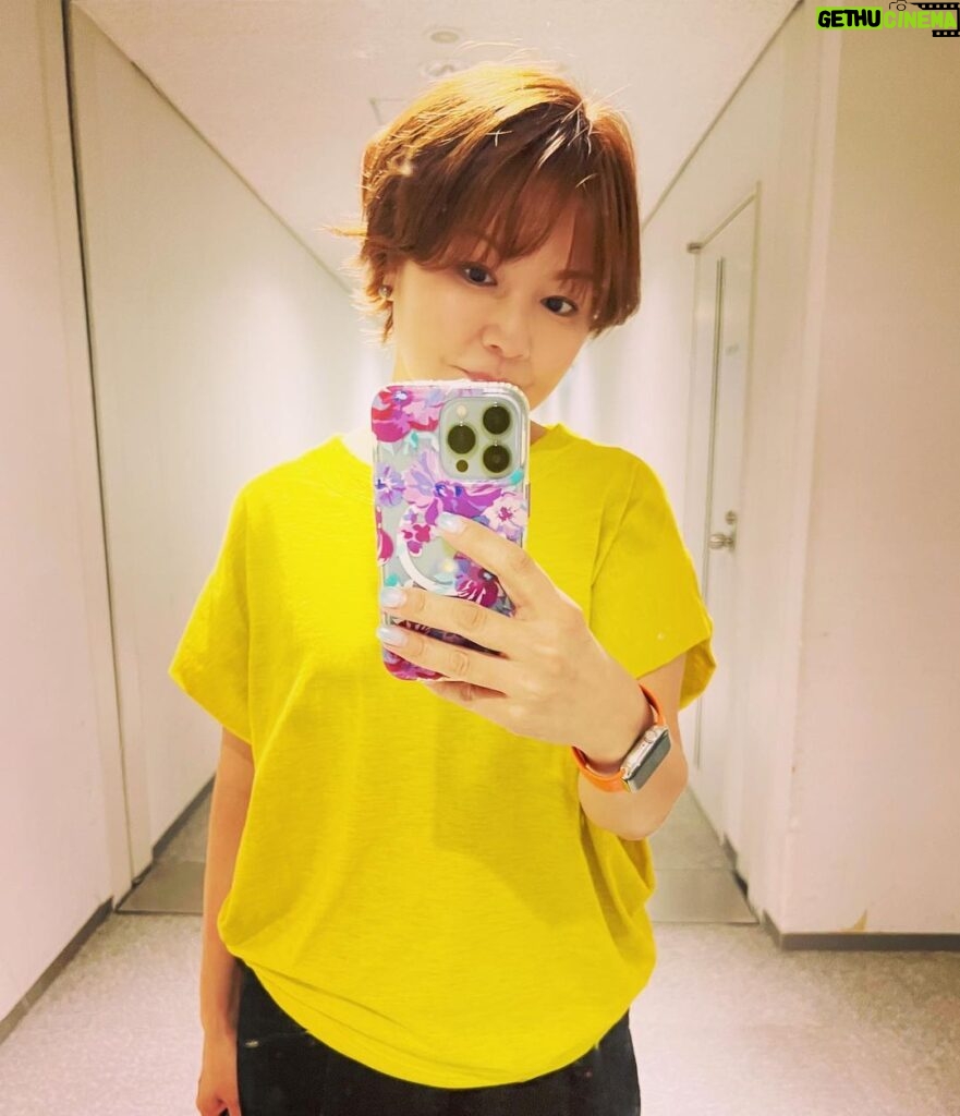 Yuko Nakazawa Instagram - ⭐︎⭐︎ 今日は火曜日。 朝は ももち浜ストアの生放送でした。 長らく通わせてもらっている TNCさん。 今日も廊下でいつも通りに会えそうな気がして。 いつもと同じようで同じじゃない。 でも、 笑顔で元気でいよう。 だから、黄色着ました。 柔らか生地に癒されます。 そんな今日のはなし。 #ももち浜ストア #火曜日 #生放送 #ありがとうございました