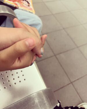 Yuko Nakazawa Instagram - ⭐︎⭐︎

娘と地下鉄デートしました。
ニコニコ笑顔で
「お母さんとふたりー。」
と、ずっと側にいてくれて、
くっついて歩いて、娘が欲しかった本を買って、
娘が、じゃあ！と、息子が好きそうな本を選んで、
帰ってきた息子は、その本をすごく喜んで。

偶然ばったり、私のお友だちに会えて、
嬉しかったり。

そんな今日です。