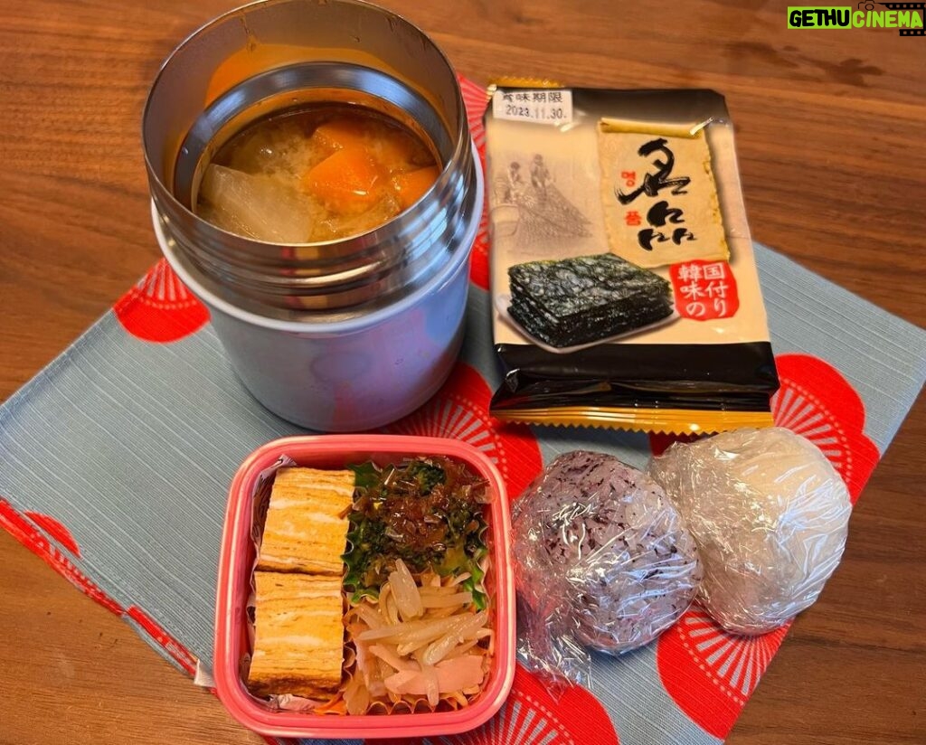 Yuko Nakazawa Instagram - 🥕🥕 今日のお弁当は、 「スープジャーとおにぎりを持っていきたい。」 と先週末にリクエストがあり あったかい豚汁に。 と、ちょこっとおかず。 今日の福岡は 寒いのでちょうど良かったかな。 昨日から今日のお弁当 楽しみにしていた娘。 私も、なんだかんだで 張り切って準備して 楽しかった😊 #スープジャー #サーモス #裕子のいつものお弁当