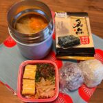 Yuko Nakazawa Instagram - 🥕🥕 今日のお弁当は、 「スープジャーとおにぎりを持っていきたい。」 と先週末にリクエストがあり あったかい豚汁に。 と、ちょこっとおかず。 今日の福岡は 寒いのでちょうど良かったかな。 昨日から今日のお弁当 楽しみにしていた娘。 私も、なんだかんだで 張り切って準備して 楽しかった😊 #スープジャー #サーモス #裕子のいつものお弁当