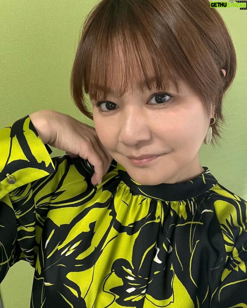 Yuko Nakazawa Instagram - ⭐︎⭐︎ 今日の衣装。 グリーンとブラック💚🖤 綺麗な色で好きです。 #ももち浜ストア #火曜日生放送 👗 #LAUTREAMONT