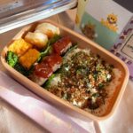 Yuko Nakazawa Instagram - 😊😊 今日のお弁当。 娘のリクエスト、ハンバーグ。 自分の中で特別な日は ハンバーグが良いんだそう😊 昨日の夜、 下拵えしていたら 「ありがとう」 と、、、お母さんこそ ありがとうだよ。 最近、 気温も上がってきてるので 大葉を多めに、 保冷剤も必須。 今日のお弁当箱はイーブイ✨ ハンバーグのソース 蓋に付かないか心配だったけど セーフ😂 #裕子のいつものお弁当