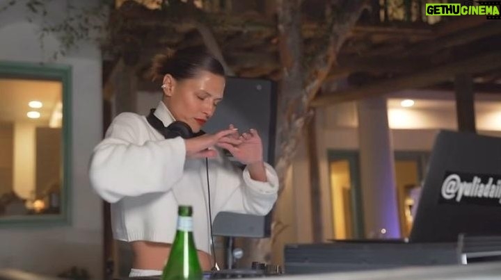 Yulia Kirillova Instagram - I’ll dj your white party 🤍 @_____ltn_____ 💋 Malibu, California