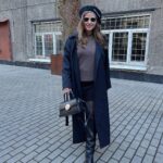 Yuliya Topolnitskaya Instagram - Мои хаотичные мысли и заметки ✍️ • У осьминога прямоугольный зрачок, что дает обзор на все 340 градусов • Люди,слышат то,что хотят услышать • Собаки самые верные на свете существа • Средняя годовая норма потребления воды человеком составляет приблизительно 60 тонн воды. • Засор в квартире это то еще удовольствие • Интересно мошенников в аду так же разводят ?! • Когда тушь отпечатываться на веко бесит • Луна легче Земли в восемьдесят раз. • Существует ли человек,который никогда никого не осуждал!? • Как удивительно запахи работают с воспоминаниями • Дуб не производит жёлуди, пока он младше 50 лет. Shoes , bag : @ekonikastyle ✨ Moscow, Russia