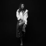 Yuliya Topolnitskaya Instagram - Недавно я была в фотостудии где нет фотографа ) Заходишь в чёрный кабинет,тебе выдают пульт,напротив зеркало и ты) Просто находишься наедине с собой)Это даже было приятное самолюбование ) Все снимки я сделала сама ) @uu.photostudio спасибо за некую медитацию и знакомство с самой собой 🤍🖤 Moscow, Russia