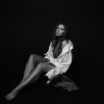 Yuliya Topolnitskaya Instagram - Недавно я была в фотостудии где нет фотографа ) Заходишь в чёрный кабинет,тебе выдают пульт,напротив зеркало и ты) Просто находишься наедине с собой)Это даже было приятное самолюбование ) Все снимки я сделала сама ) @uu.photostudio спасибо за некую медитацию и знакомство с самой собой 🤍🖤 Moscow, Russia