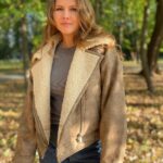 Yuliya Topolnitskaya Instagram - Это я наслаждаюсь тем ,что мне не надо ходить в школу,ездить на пары ))а я могу ездить к подруге на дачу,гулять в парке и просто красиво фоткаться) Вот она взрослая жизнь) Ладно малышня,не завидуйте)) я просто вам не рассказала об ипотеке на 30 лет😂 Look: @lime_official ✨ Moscow, Russia