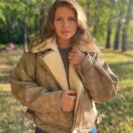 Yuliya Topolnitskaya Instagram - Это я наслаждаюсь тем ,что мне не надо ходить в школу,ездить на пары ))а я могу ездить к подруге на дачу,гулять в парке и просто красиво фоткаться) Вот она взрослая жизнь) Ладно малышня,не завидуйте)) я просто вам не рассказала об ипотеке на 30 лет😂 Look: @lime_official ✨ Moscow, Russia
