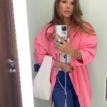 Yuliya Topolnitskaya Instagram - Это я вчера ходила на премьеру фильма «Праздники» 🤍 и я в восторге! Всем советую обязательно сходить с семьей!вы точно получите массу положительных эмоций ! Макияж и укладка от любимых @plusch.ru 💚 Look : @znwr.store 🖤