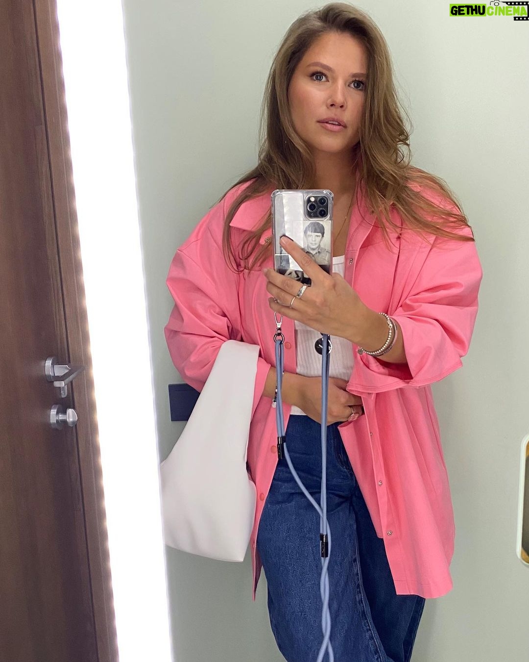 Yuliya Topolnitskaya Instagram - Это я вчера ходила на премьеру фильма «Праздники» 🤍 и я в восторге! Всем советую обязательно сходить с семьей!вы точно получите массу положительных эмоций ! Макияж и укладка от любимых @plusch.ru 💚 Look : @znwr.store 🖤