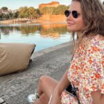Yuliya Topolnitskaya Instagram - Я долго думала над тем от чего я получаю удовольствие,помимо своей работы!когда спрашивают какое твое хобби,я всегда теряюсь!и каждый раз,когда я оказываюсь в путешествиях,я понимаю насколько я счастлива!это такие же эмоции,которые я получаю при встрече со своими близкими или на съемках!можно ли считать,что моё хобби это путешествия?!не знаю,но наверное так и есть! Я как любопытный ребенок смотрю на новые страны,города,людей!сколько восторга это вызывает у меня!наверное если бы был университет профессиональных путешественников я бы точно окончила его с красным дипломом! А пока я открыла для себя новый город Toulouse! Он очень спокойный,красивый,с невероятными закатами и своей волшебной атмосферой🤍🌏 Toulouse, France