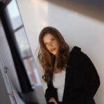 Yuliya Topolnitskaya Instagram - Мои хаотичные мысли и эмоции✍️ • Начала курс массажей • Почему,люди,которые хотят «уколоть,задеть» не думают о том,что со стороны они выглядят очень жалко и несчастно • Окрошку придумали Боги • Женские сердца бьются быстрее, чем мужские • Ходила на пробы,ходила на пробы,учила текст,ходила на пробы,забывала текст,ходила на пробы,говорила текст другого проекта,ходила на пробы • Плакала • Талассофобия — это боязнь океана или моря • Купила билеты в Питер • Стерла ноги неудобными туфлями(в топку все каблуки) • Теперь знаю как установить консоль • Половина населения Земли никогда не видели снега • Видела очень много приятных и неприятных людей (баланс как говорится) • До сих пор не полюбила хумус • Встречались с друзьями и играли в игры весь вечер,было супер • Вылечила гайморит (по ходу) Photo : @quite_unfair Muah : @galakireeva_muah
