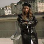 Yuliya Topolnitskaya Instagram - Мои хаотичные мысли и эмоции ✍️ • Смотрю на завтраки людей в инстаграм и не понимаю что со мной не так • Сделала капельницу (по назначению врача) • До сих пор считаю,что ремонт мне дался за мои грехи • На нашей коже может жить больше живых организмов, чем людей на всей планете. • Научили собаку команде «дай лапу» • Мебельщики вы конечно удивительные люди,хотелось сказать матом,но мама читает мои заметки • Обожралась • Снова села на диету • Провела в онлайн магазине 1,5 часа своего времени и ничего не купила • Пообщалась с подростками,узнала много молодежных слов,но не запомнила • Начала заниматься спортом • Закончила заниматься спортом (промежуток между этими пунктами 32 минуты) • Заставила мужика на улице убрать какашки за его собакой (моя личная победа и гордость) • Благодаря тому, что вода в океане постоянно перемешивается волнами и течениями, её состав почти одинаков во всех частях океана • Смотрела билеты в Грузию • Снималась с очень приятной командой Photo : @juliamilutina Style : @nenikonova Muah : @stesha_stylist_