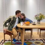 Yuliya Topolnitskaya Instagram - Ремонт - это бесконечный круговорот стройматериалов и мебели в нашей квартире! Мы с нашим дизайнером @mariabendych @m2a2.studio очень долго не могли выбрать стол ,В итоге нашли и заказали у @yaratam.design Это дизайнерская мебель из дерева от архитектора Петра Сафиуллина @petr_safiullin У нас стол «табын». Он изготавливается из массива дерева, у него нет жестких стыков и гладкая и обтекаемая кромка стола! Да и вообще он кайф! Спасибо всей команде за ваш индивидуальный подход! А еще @yaratam.design недавно открыли свой шоурум в Москве! Советую всем, кто в ремонте, обязательно сходить и посмотреть все изделия ! Возможно, и вы найдете то, что так долго искали 🤍 #чехольницкиевремонте