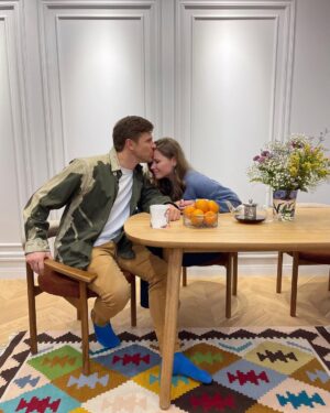 Yuliya Topolnitskaya Instagram - Ремонт - это бесконечный круговорот стройматериалов и мебели в нашей квартире!
Мы с нашим дизайнером @mariabendych @m2a2.studio очень долго не могли выбрать стол ,В итоге нашли и заказали у @yaratam.design 
Это дизайнерская мебель из дерева от архитектора Петра Сафиуллина @petr_safiullin 
У нас стол «табын». 
Он изготавливается из массива дерева, у него нет жестких стыков и гладкая и обтекаемая кромка стола!
Да и вообще он кайф!
Спасибо всей команде за ваш индивидуальный подход!
А еще @yaratam.design недавно открыли свой шоурум в Москве!
Советую всем, кто в ремонте, обязательно сходить и посмотреть все изделия !
Возможно, и вы найдете то, что так долго искали 🤍
#чехольницкиевремонте