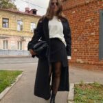 Yuliya Topolnitskaya Instagram - «Осень — одно из четырёх времен года, между летом и зимой. Осень — переходный сезон, когда заметно уменьшение светового дня, и постепенно понижается температура окружающей среды. Википедия» Если вдруг вы не знали)) И не увидели в сторизах у других пользователей ,что сейчас наступила осень -я вам сообщаю 😜 Shoes: @ekonikastyle 💫 trench coat , skirt : @latrikabrand 💫
